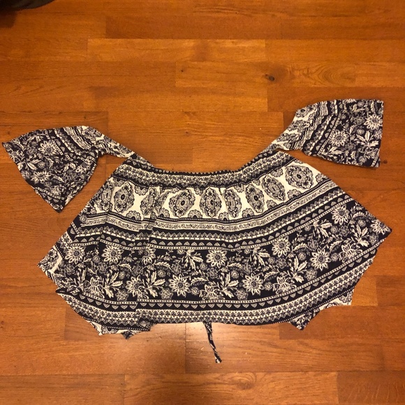 Flirty Blue & White Patterned Crop Top - Picture 2 of 4